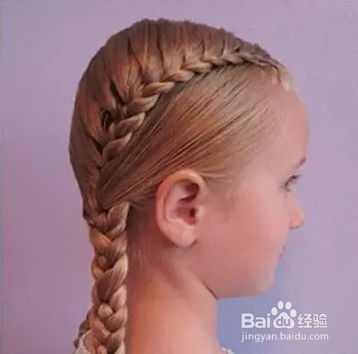 从头顶一直延伸到发尾的编发充满了田园风，小女孩梳起来真是精致大方，关键是不易起静电。
