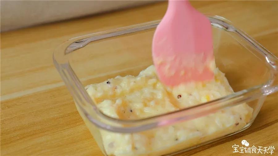 倒入一半鱼泥米饭铺平