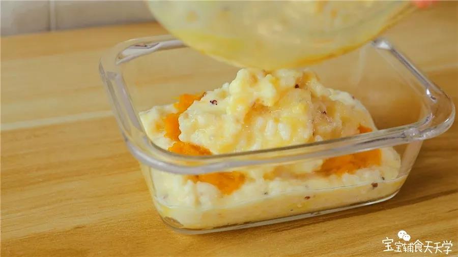 倒入余下的鱼泥米饭铺平