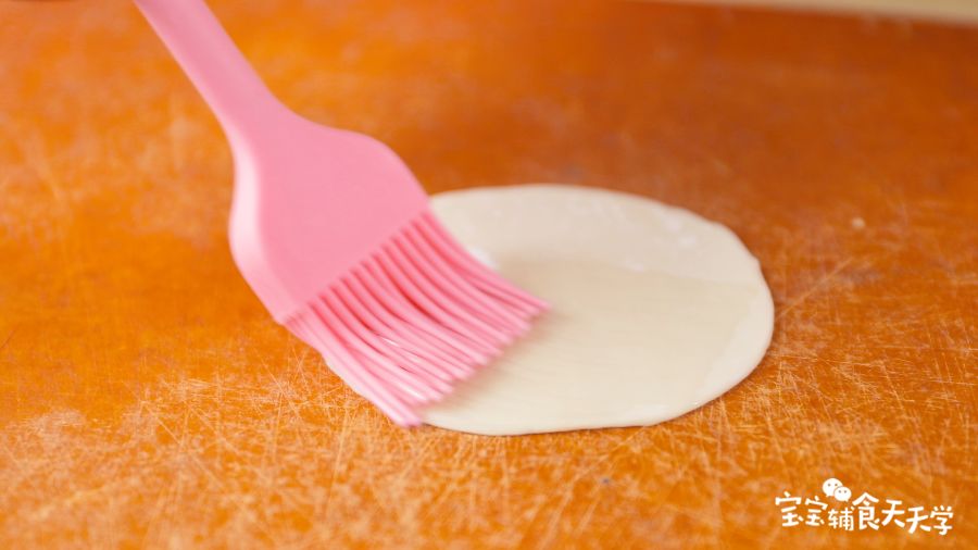 饺子皮每叠上一层涂上一层油