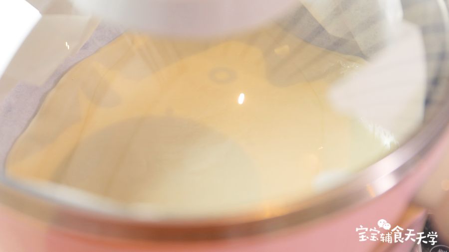 擀好的饺子皮上蒸锅蒸熟，约3分钟左右就好了，备用