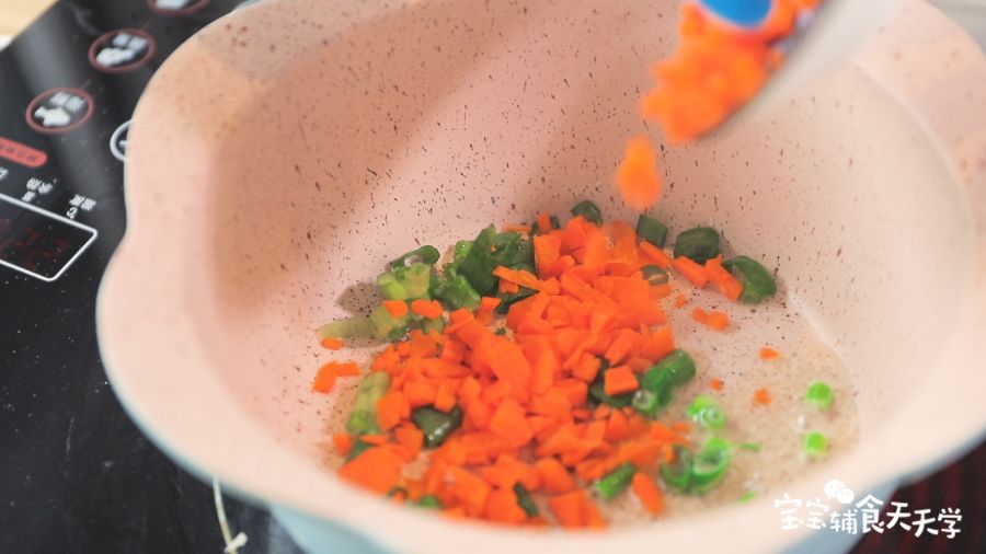 倒油热锅，倒入葱花、胡萝卜碎翻炒