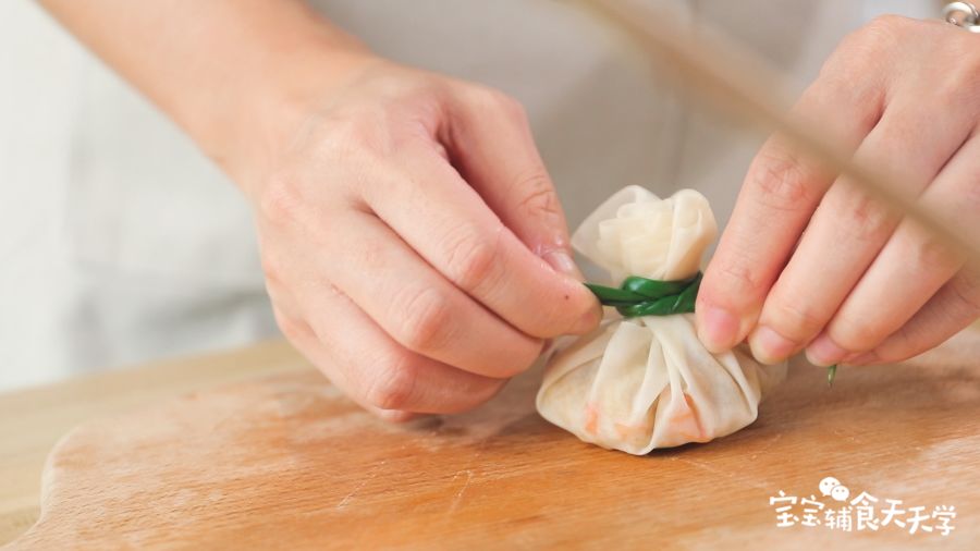 用熟葱段扎起袋口