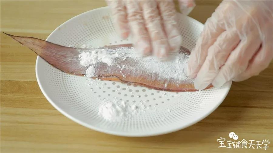 龙利鱼正反面都裹上一点玉米淀粉