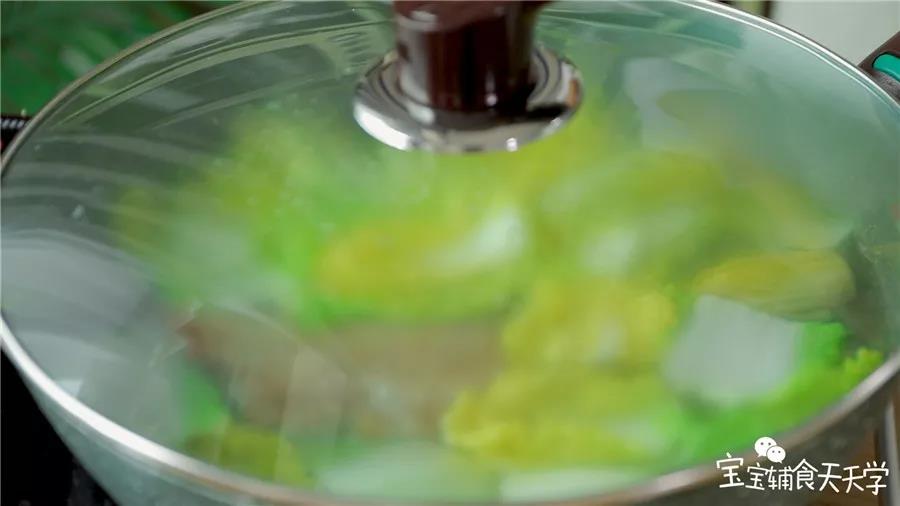 加入大白菜，加盖小火煮至大白菜软烂