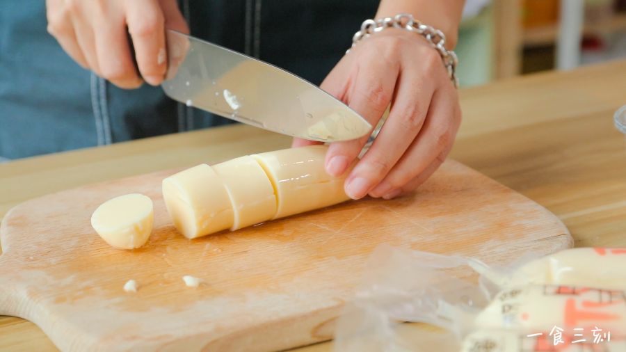 用到把豆腐从中间切开，分成两段后轻轻挤出豆腐，然后切成约1.5cm厚的小块