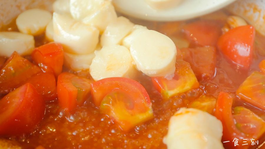 倒入之前煎好的豆腐，轻轻翻动，让其裹上酱汁