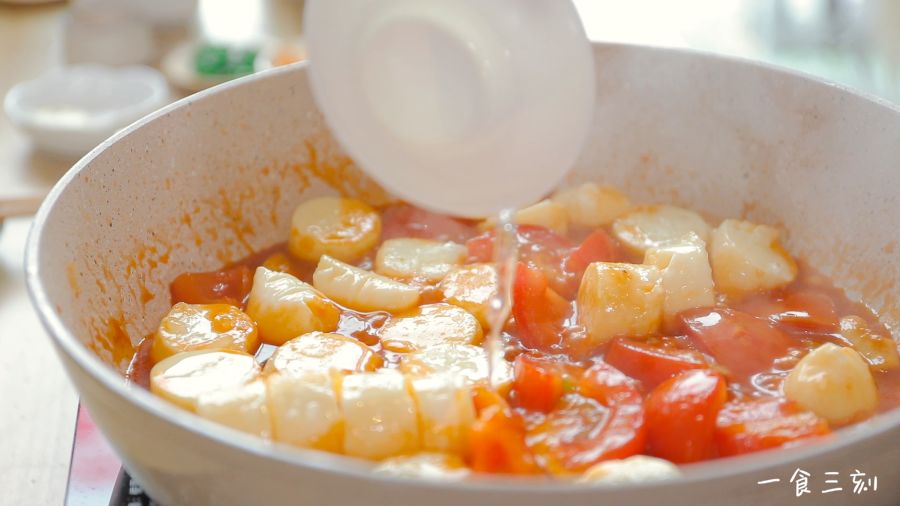 倒入白醋提鲜，加入适量的盐调味