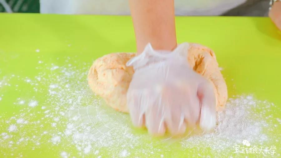 取出揉压排气后盖上保鲜膜松弛15分钟