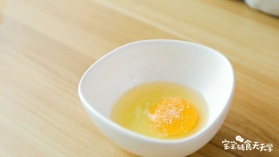 鸡蛋倒入一点虾皮粉