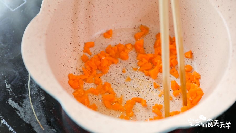 倒油热锅，倒入胡萝卜碎翻炒