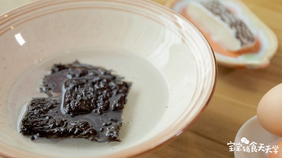 紫菜倒入清水浸泡