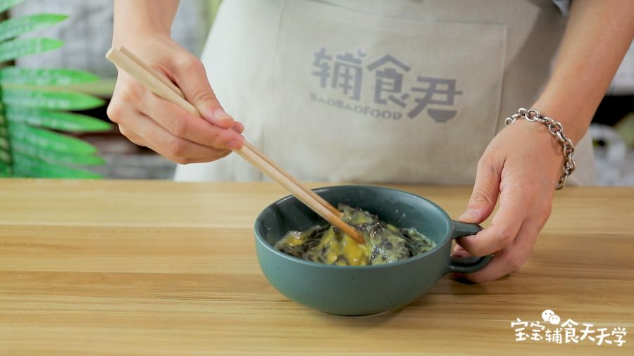 放入浸泡好紫菜拌匀