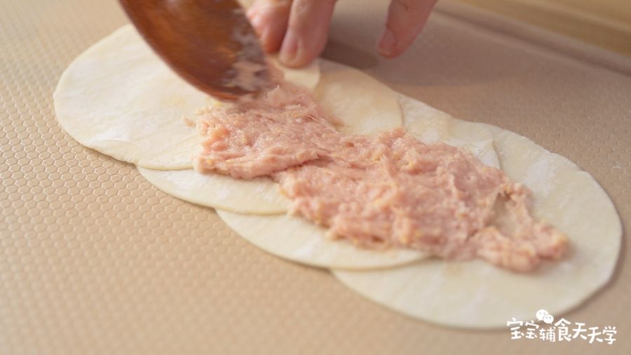 中间涂抹上薄薄的一层肉泥