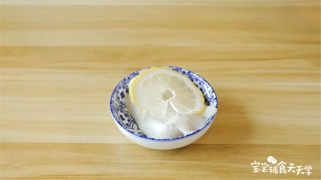 银鳕鱼覆盖柠檬片静置去腥