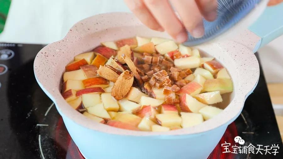 依次放入苹果、山楂粒、红枣