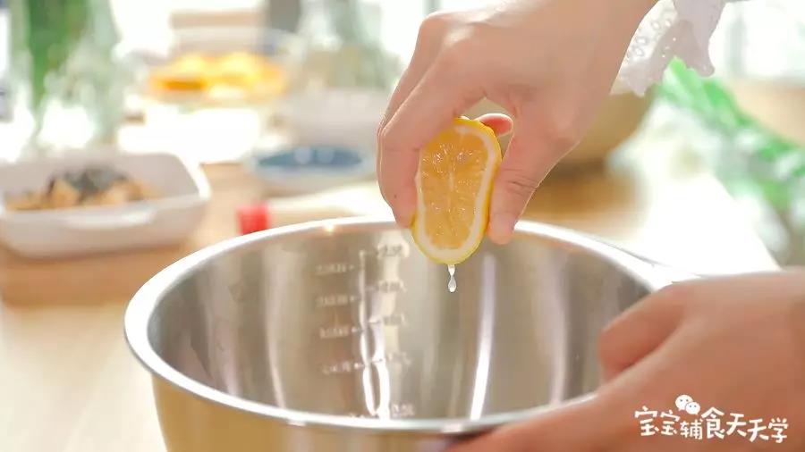 蛋清滴几滴柠檬汁