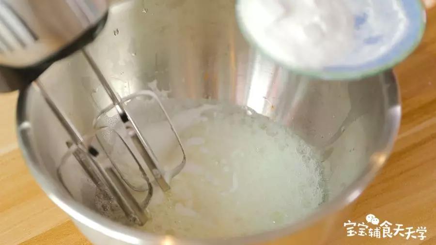 分3次加入细砂糖打至湿性发泡
