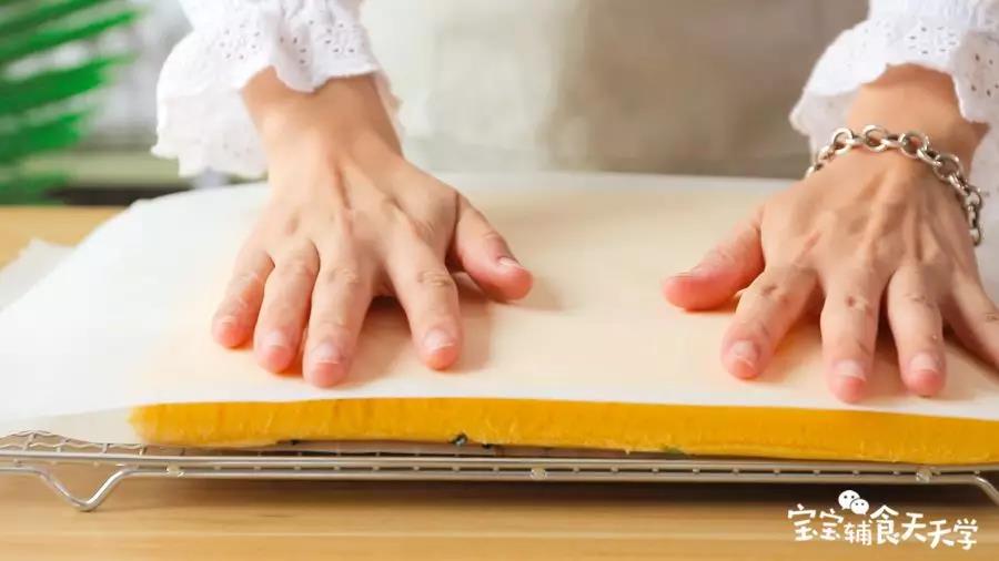 盖上一张油纸保持蛋糕湿润，备用