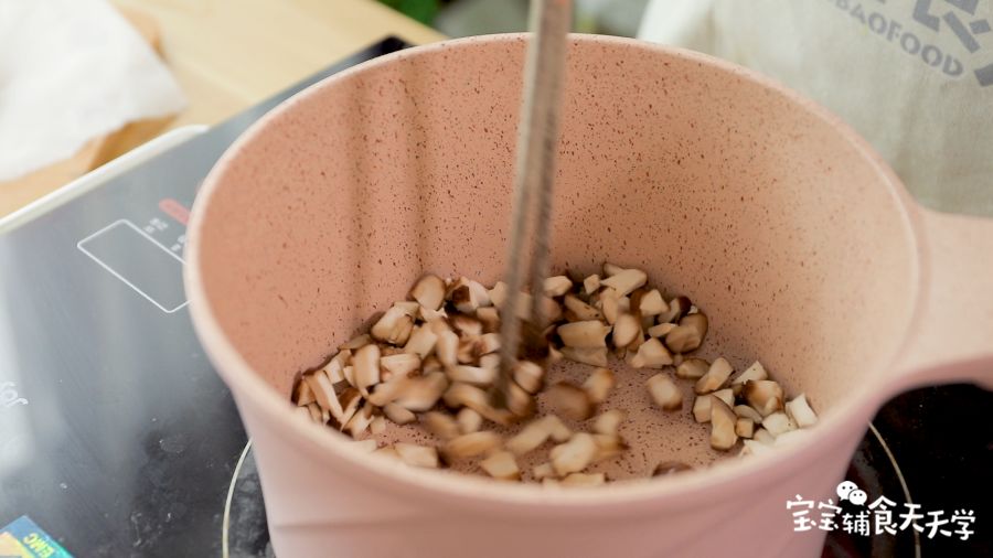 倒油热锅，倒入香菇粒翻炒