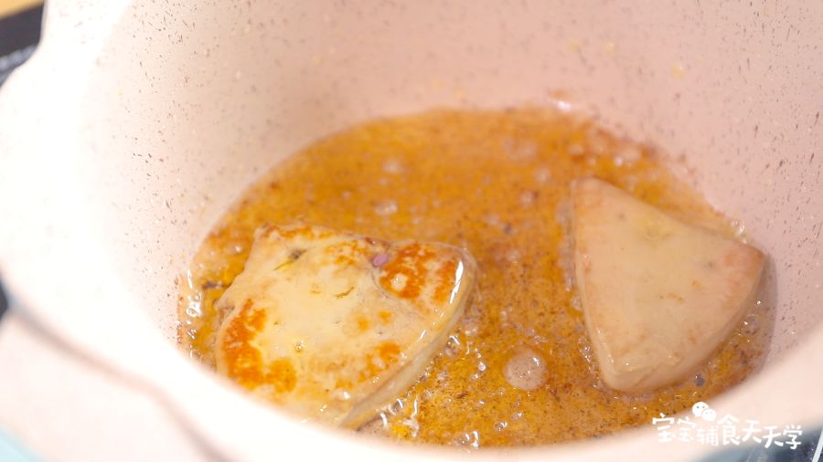 锅里抹点油，放入鹅肝煎香两面至出油