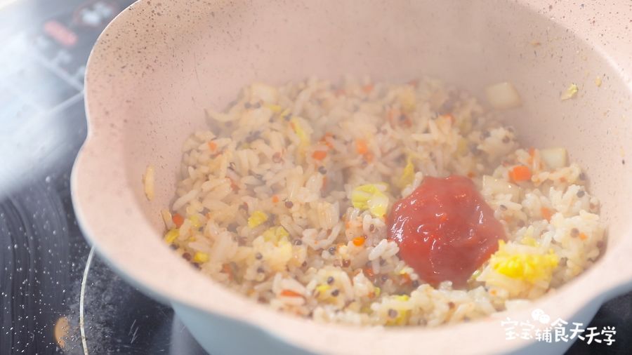 番茄酱翻炒，焖煮一下