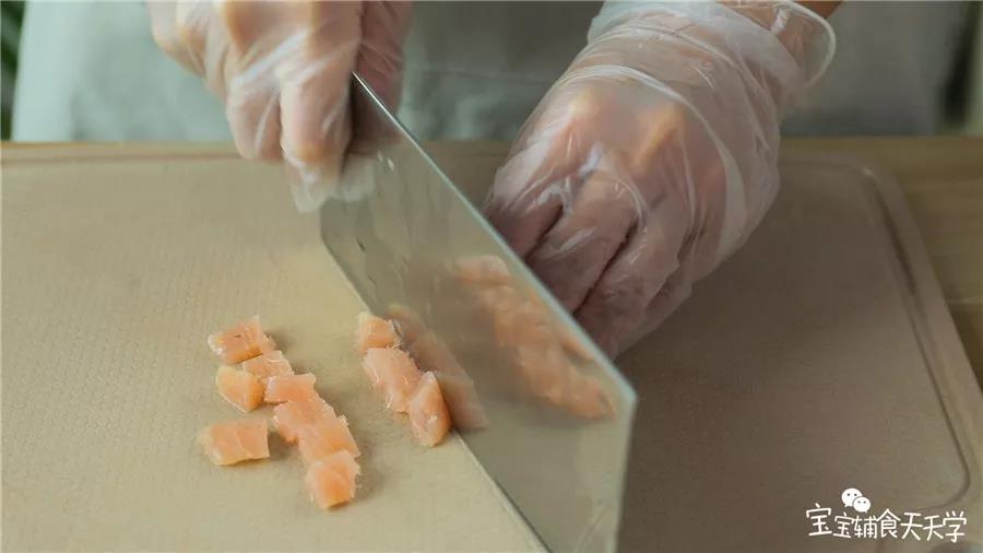 第2步：鱼排切粒