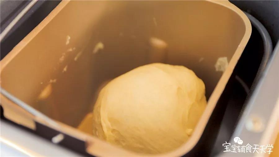 第4步：开动面包机揉成光滑面团