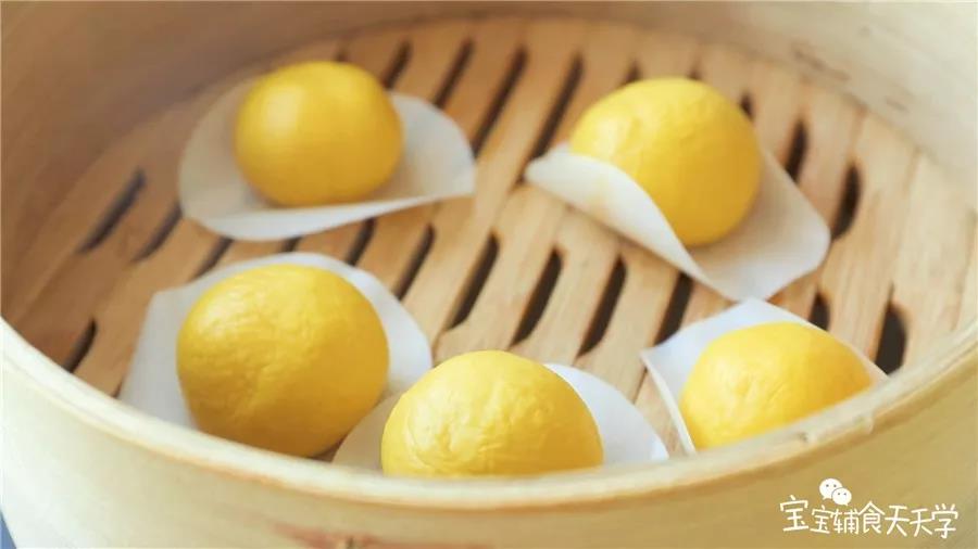 第9步：烧开蒸锅后熄火，放入馒头二次发酵15分钟