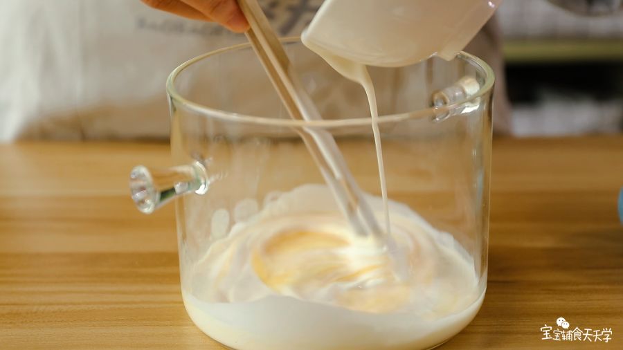 倒入淡奶油和细砂糖