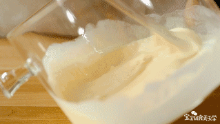 用蛋抽（手动打蛋器）充分打均匀，并把混合好的蛋挞液过筛一遍