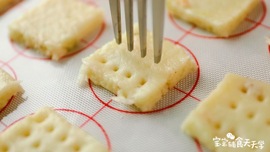 用叉子在每片饼干上叉出小洞（防止小饼在烘烤后涨起）