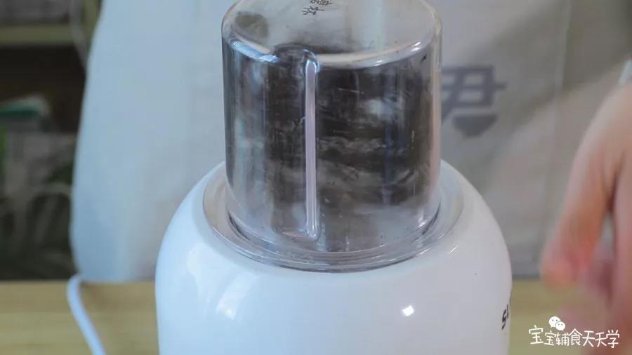 第2步：海苔用干粉机打碎成末