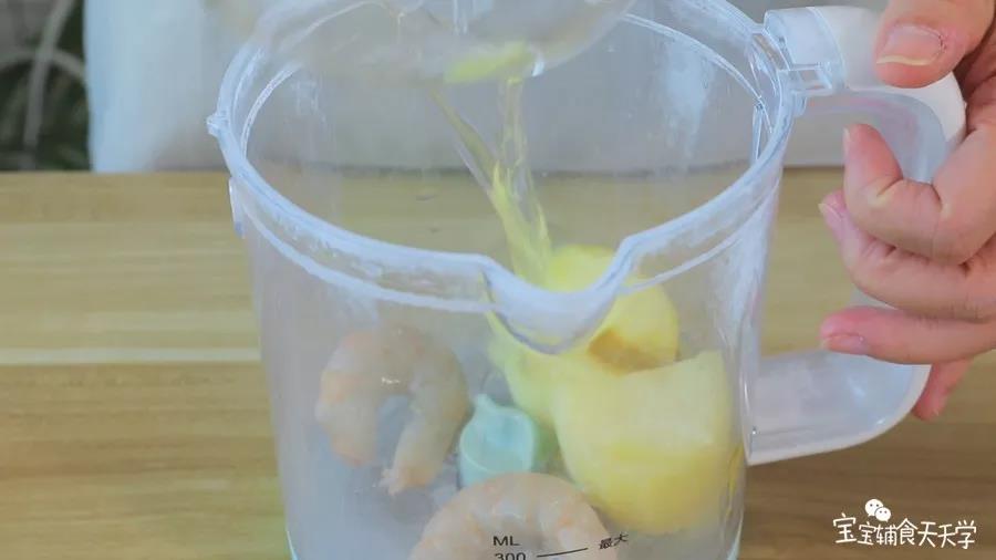 第3步：虾肉、熟土豆倒入搅拌机