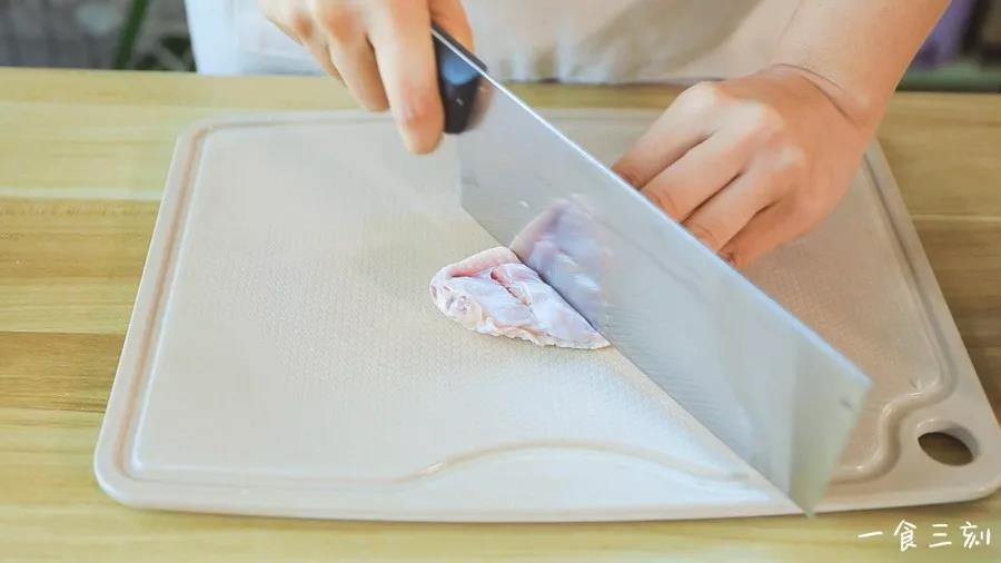 鸡翅洗净，正背面各切两刀，倒入适量胡椒粉腌制