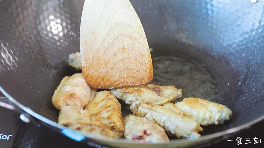 热锅下油，鸡翅两边煎至金黄
