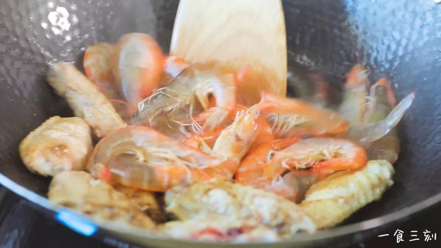 然后放入虾翻炒至变色