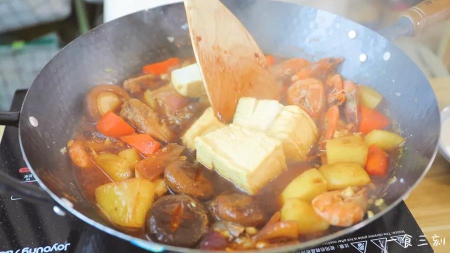 再加入豆腐块，煮5分钟