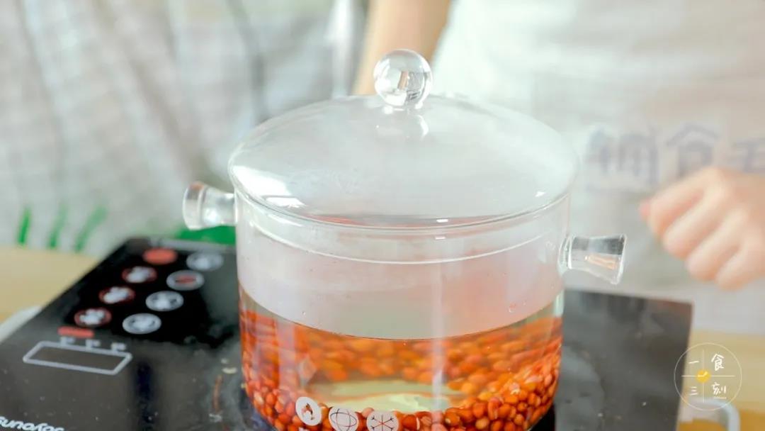 红豆倒入锅里，加入三分之二锅的水量煮30分钟