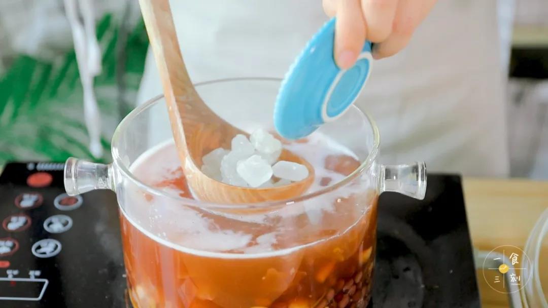待材料都入味后，加入冰糖