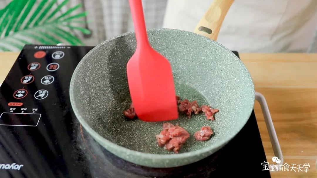 第4步：热锅，倒入适量的橄榄油后加入牛肉，翻炒至牛肉变色，盛起备用