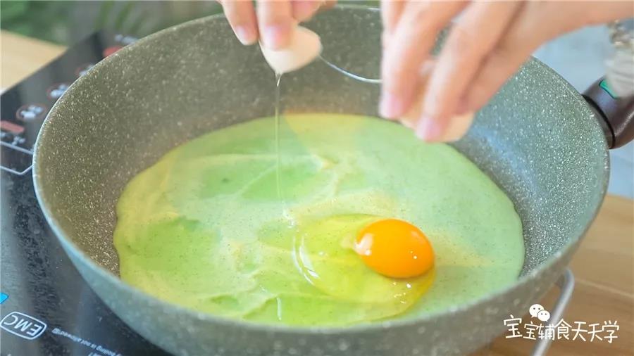 在面皮表面打入鸡蛋