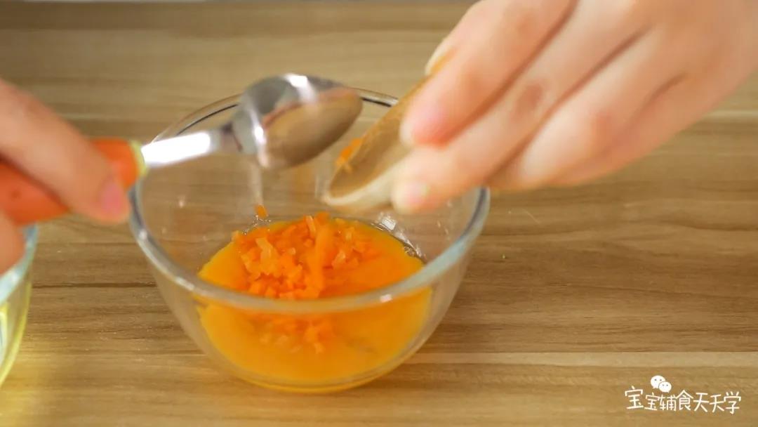 第5步：把胡萝卜碎加入蛋黄碗中，搅拌均匀