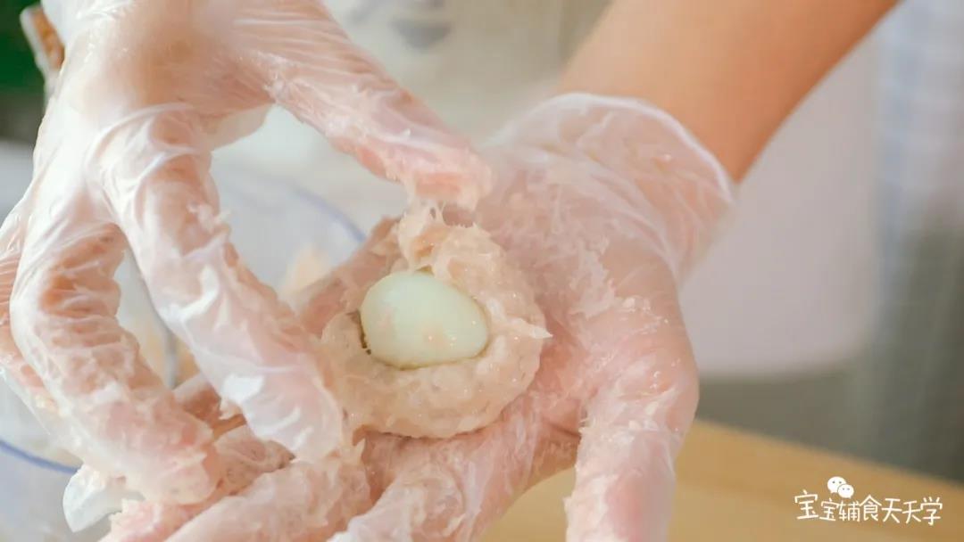 取适量虾泥放入一颗鹌鹑蛋在中间，裹起来搓成丸子状