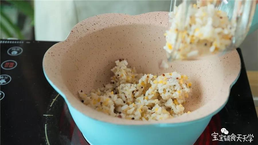 第5步：锅里倒油，小火加热，倒入米饭翻炒