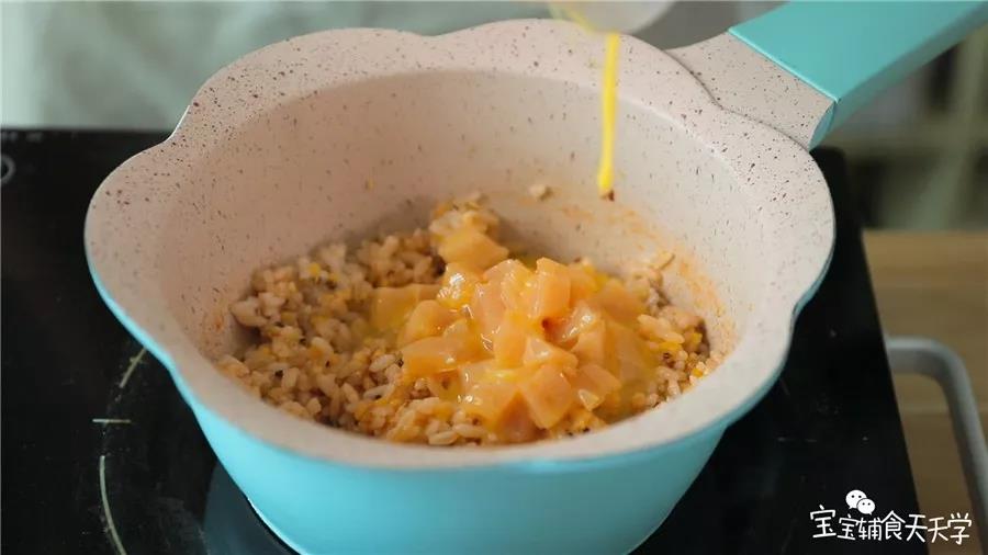 第7步：倒入鱼排，翻炒炒熟