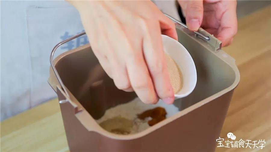 第3步：面包机里倒入中筋面粉、南瓜泥、小米粥、砂糖、酵母、黄油