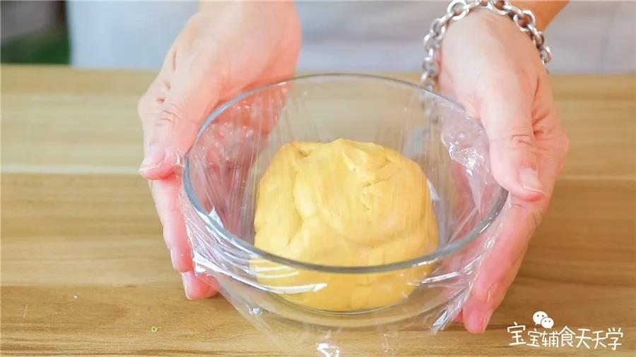 第5步：取出面团，封上保鲜膜放入烤箱发酵30分钟