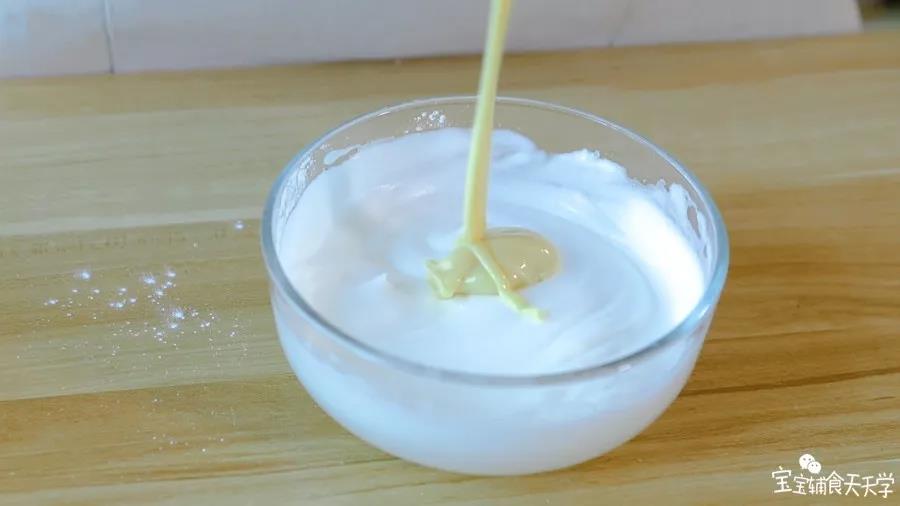 打发好的蛋清发泡与前面的酸奶糊翻拌均匀