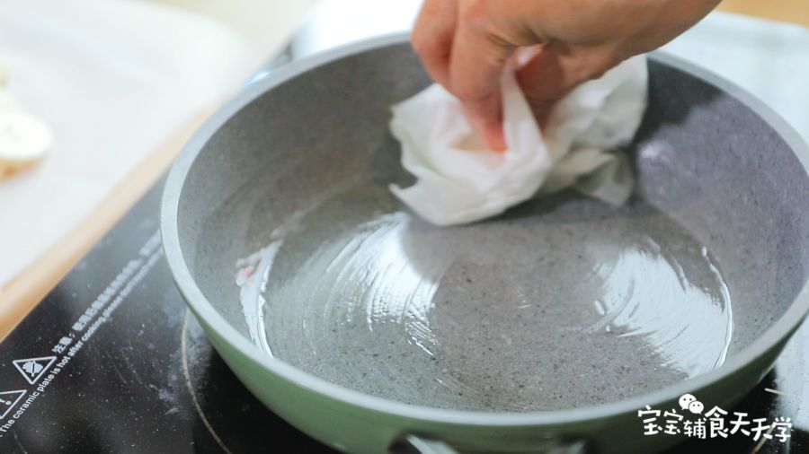 第4步：锅里涂一层油，小火热锅